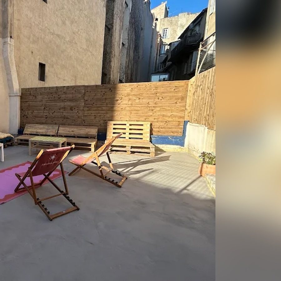 Ciel lumineux au-dessus du rooftop de Solamare Marseille
