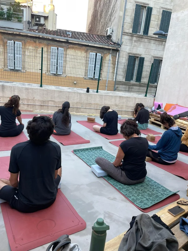 Séance de yoga sur le rooftop de Solamare Marseille